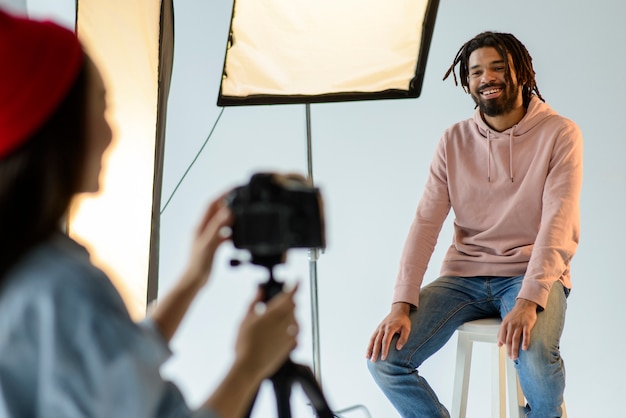 Free photo smiley man model sitting on chair