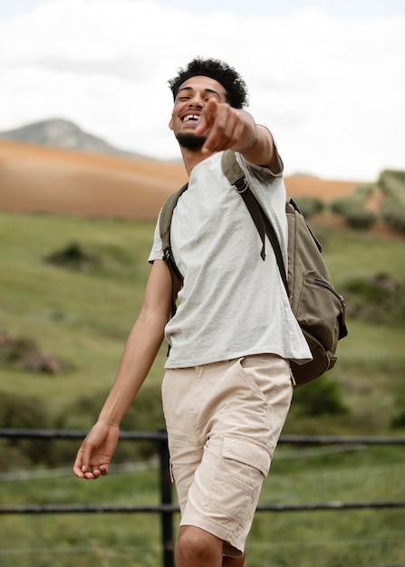 Colpo medio all'aperto dell'uomo di smiley