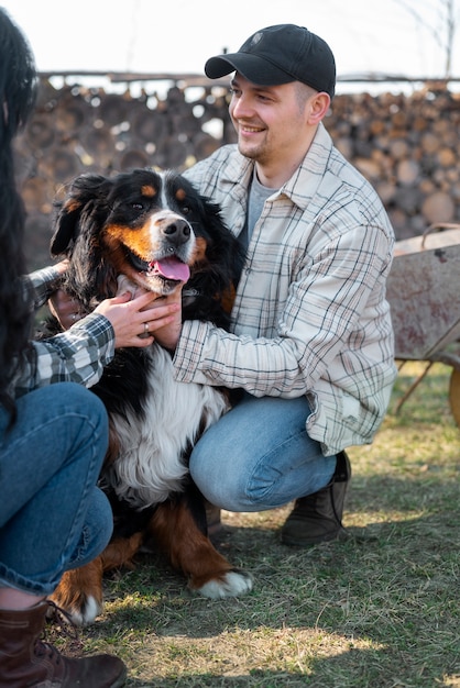 かわいい犬をかわいがるスマイリー男