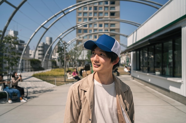 Foto gratuita uomo sorridente che posa con il colpo medio del cappello del camionista