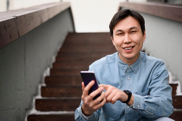 携帯電話を使用してスマイリー男