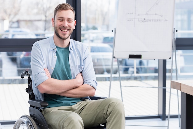 Free photo smiley man with crossed arms