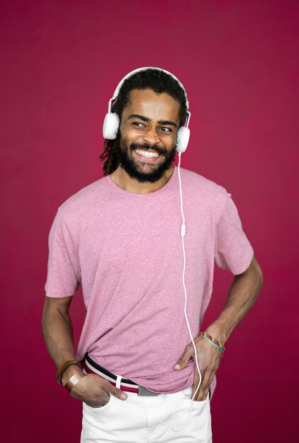 Free photo smiley man with dreads wearing headphones