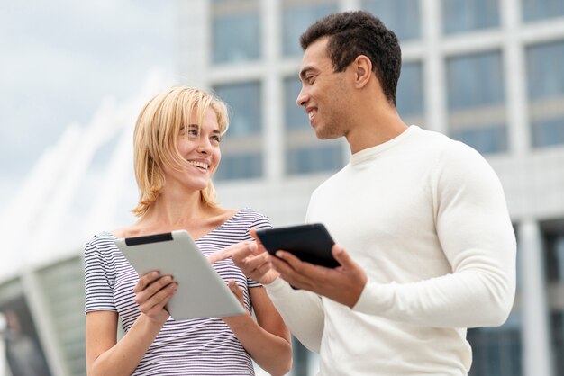 スマイリーの男性と女性がお互いを見て