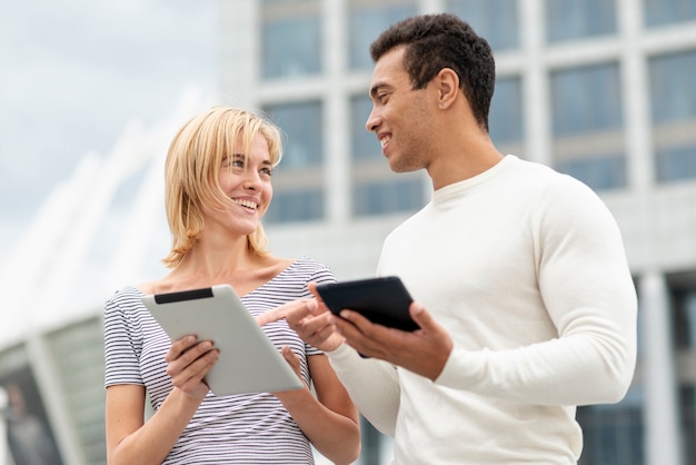 スマイリーの男性と女性がお互いを見て