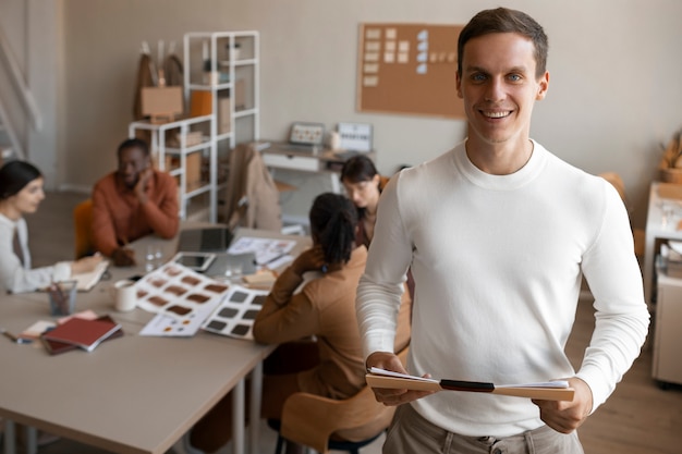 Foto gratuita faccina al lavoro vista frontale