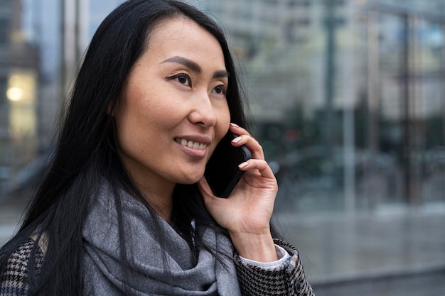 Foto gratuita modello di smiley parlando al telefono