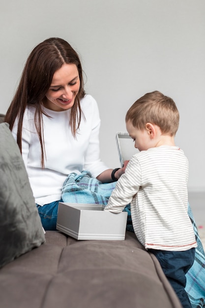 Foto gratuita faccina madre e figlio sul divano a casa