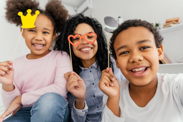 Madre di smiley prendendo selfie con i suoi figli a casa