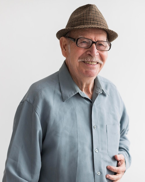 Free photo smiley old man with glasses