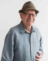 Foto gratuita uomo anziano sorridente con gli occhiali