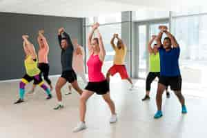 Foto gratuita persone sorridenti che si divertono a lezione di zumba