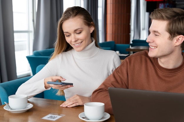 Foto gratuita persone sorridenti al ristorante si chiuda