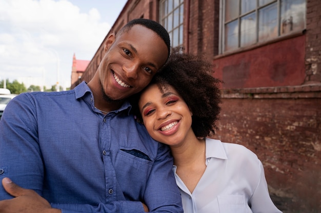 Foto gratuita persone sorridenti che prendono selfie vista frontale