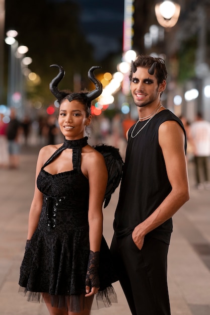 Foto gratuita persone sorridenti con vista laterale dei costumi