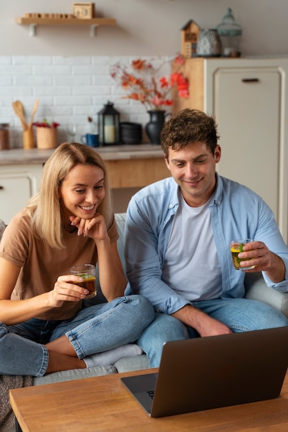 무료 사진 kombucha 정면 보기를 가진 웃는 사람들