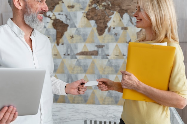 Foto gratuita persone sorridenti che lavorano insieme vista laterale