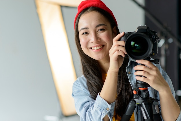 Foto gratuita macchina fotografica della tenuta del fotografo di smiley