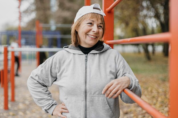 Смайлик старший женщина на открытом воздухе работает