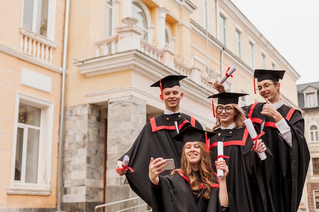 Foto gratuita studenti di smiley che prendono selfie