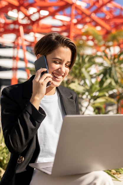 Foto gratuita donna alla moda di smiley che parla sul telefono