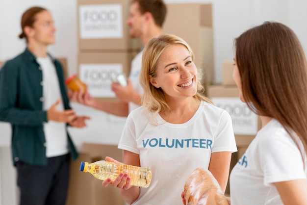 기부 할 음식을 준비하는 웃는 자원 봉사자