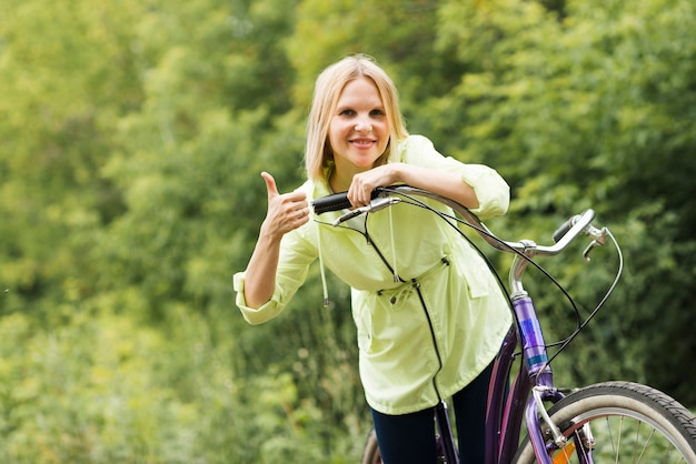 Foto gratuita donna sorridente che approva con i pollici in su