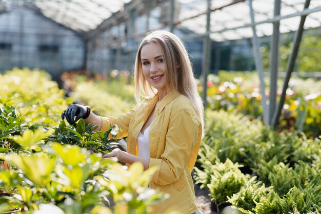 植物の世話をするスマイリー女性