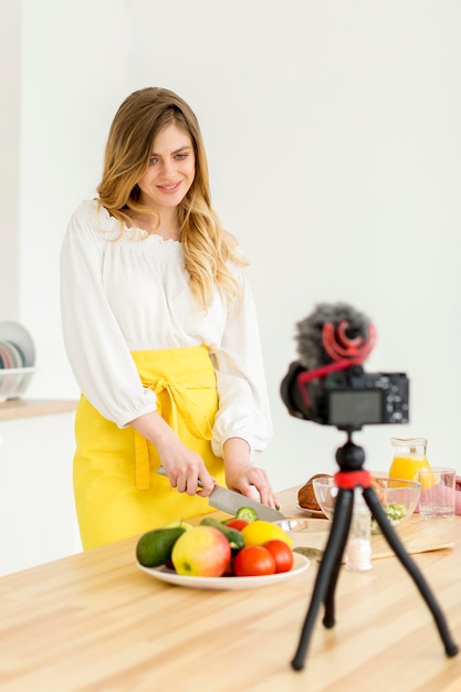 Foto gratuita verdure di taglio della donna di smiley