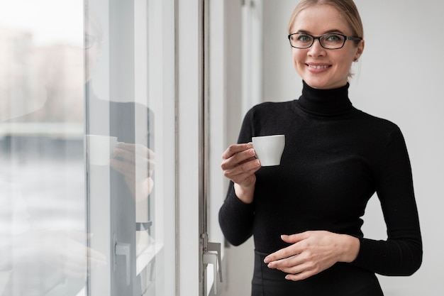 Free photo smiley woman drinking coffee