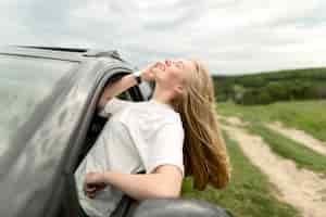 Foto gratuita donna di smiley che gode di un giro in macchina