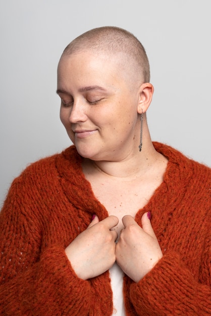 Foto gratuita donna sorridente che combatte il cancro al seno