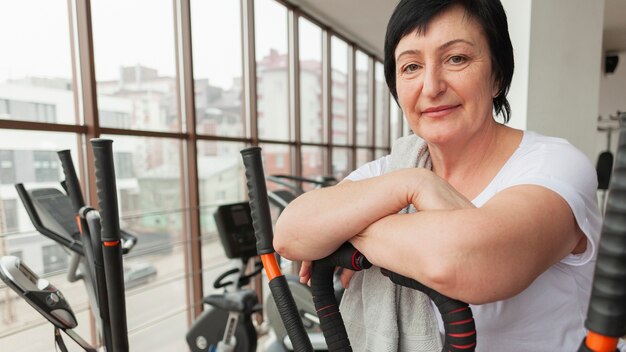 Foto gratuita faccina donna in palestra