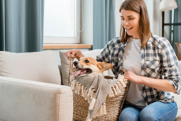 スマイリーの女性と彼女の犬のバスケット