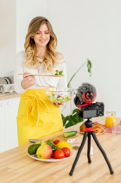 Foto gratuita ciotola della holding della donna di smiley di insalata