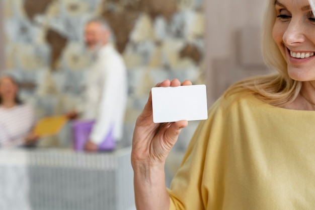 Foto gratuita biglietto da visita sorridente della holding della donna