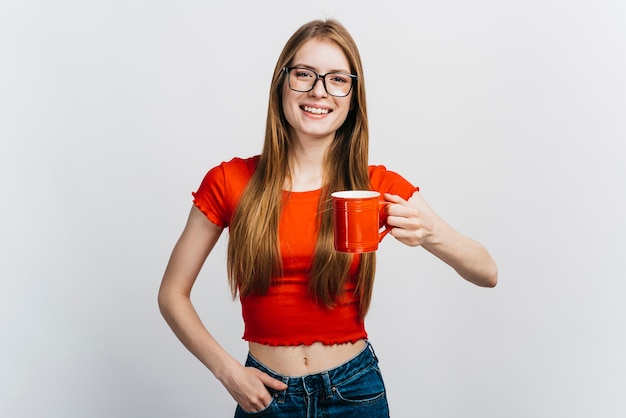 Donna di smiley che tiene una tazza di caffè