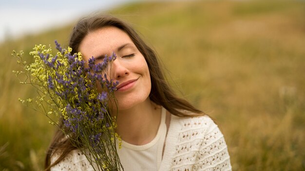 꽃을 들고 웃는 여자 전면 보기