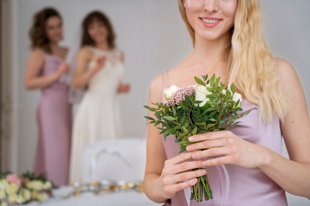 パーティーで花を持っているスマイリー女性