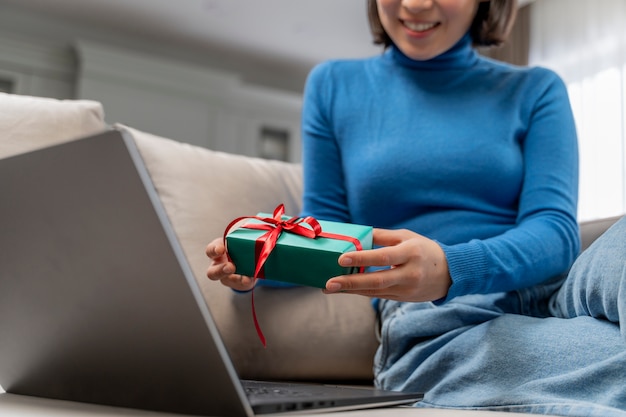 Free photo smiley woman holding gift