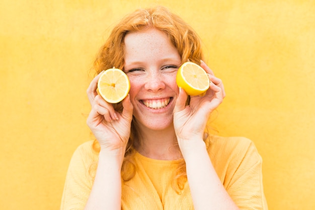 Free photo smiley woman holding lemons