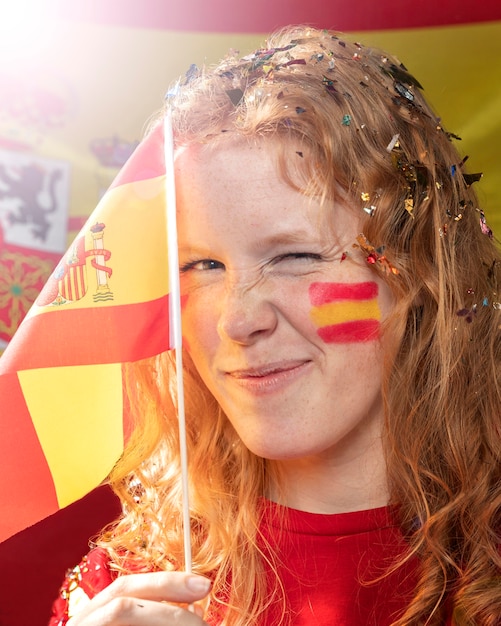 Смайлик женщина держит испанский флаг Premium Фотографии