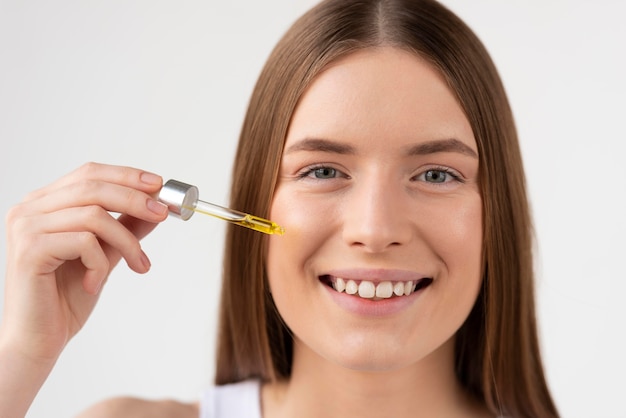 Foto gratuita ritratto di donna sorridente a casa