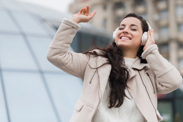 ヘッドフォンで音楽を聴くスマイリー女性