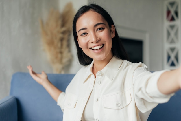 Foto gratuita donna sorridente in diretta streaming con il suo telefono