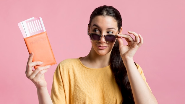 Foto gratuita donna di smiley che esamina il suo passaporto