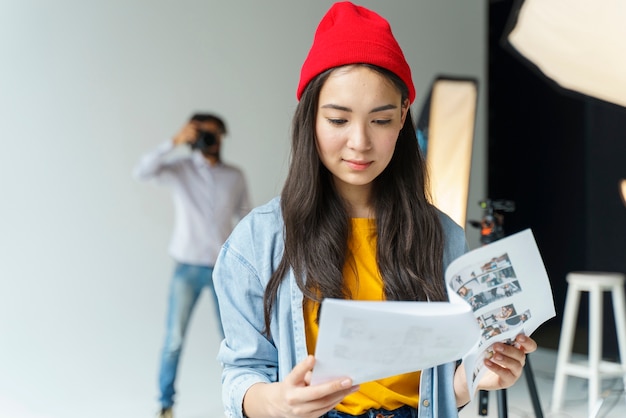 写真を見てスマイリー女性