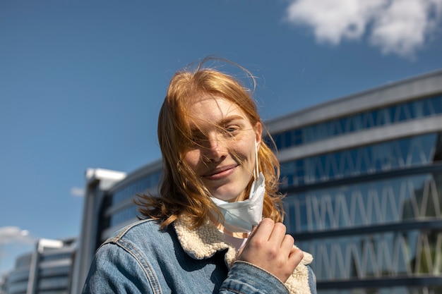 Foto gratuita faccina donna maschera vista frontale libera