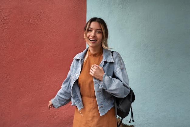 Foto gratuita donna sorridente che posa vista frontale