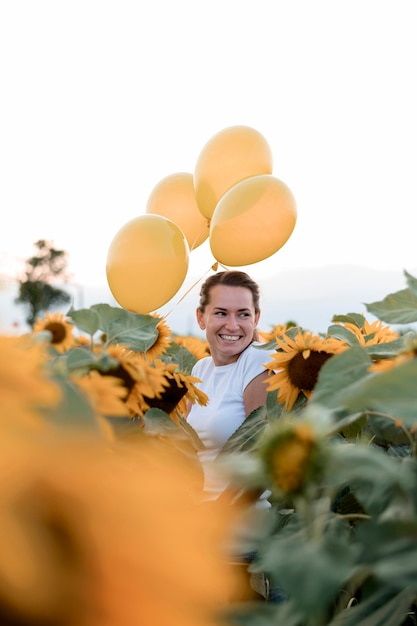 Donna di smiley in posa con palloncini